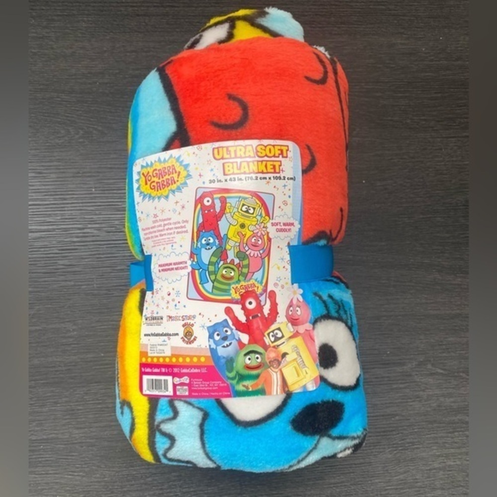 NWT 2012 Yo Gabba Gabba ULTRA SOFT BLANKET Brobee Plex Foofa Toodee Muno Bedding